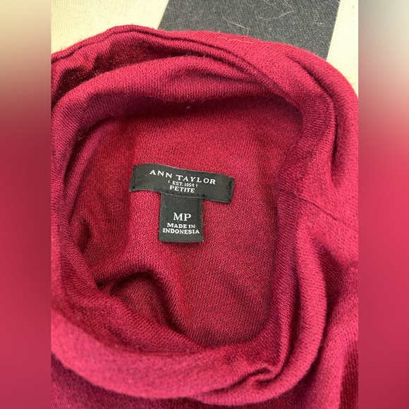 Ann Taylor Petite Burgundy Sleeveless Mock Turtleneck Top - Picture 3 of 4